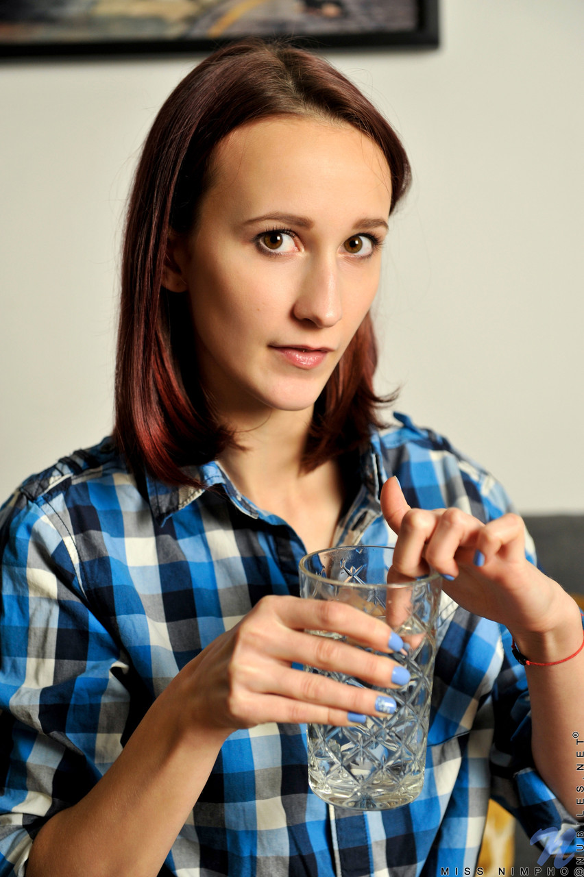 Mageres Mädchen Miss Nimpho Zieht Sich Aus Und Gießt Wasser Über Ihre Brüste Und Muschi