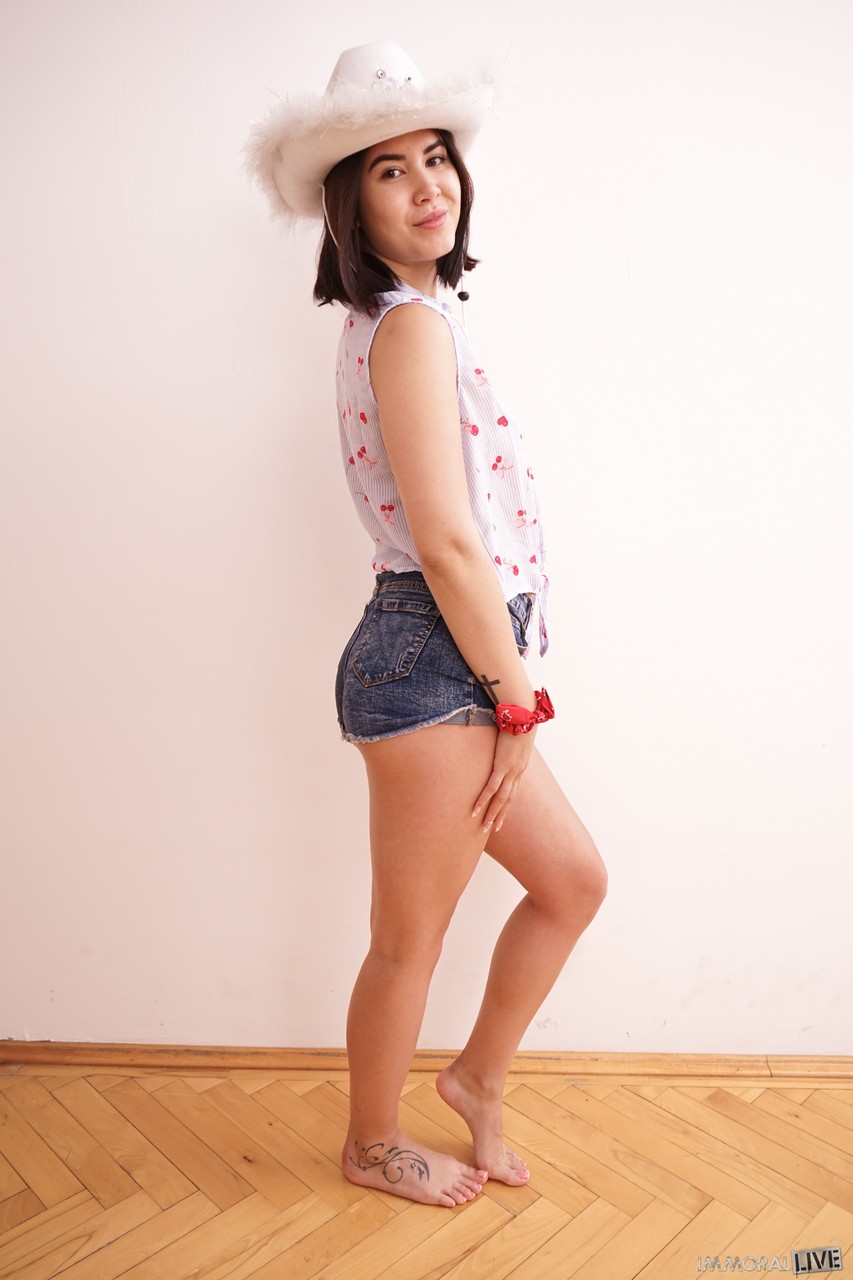 Chérie Tchèque Lady Dee Dévoile Gros Cul Et Petites Nichons En Solo