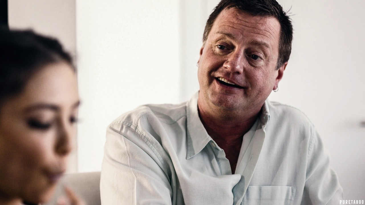 爸爸猛干性感少女Jane Wilde和诱人的熟女Brandi Love