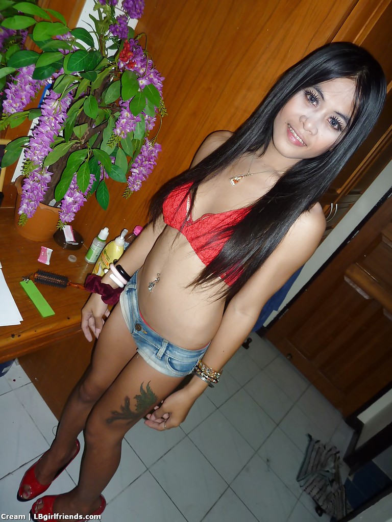 美丽的泰国人妖奶油展示她未割的青少年变性人阴茎