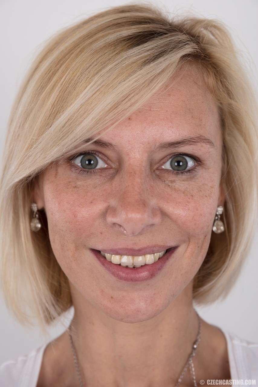 Schlanke Sommersprossige Zaneta Zieht Das Kurze Kleid Aus Um Den Nackten Körper Zu Enthüllen