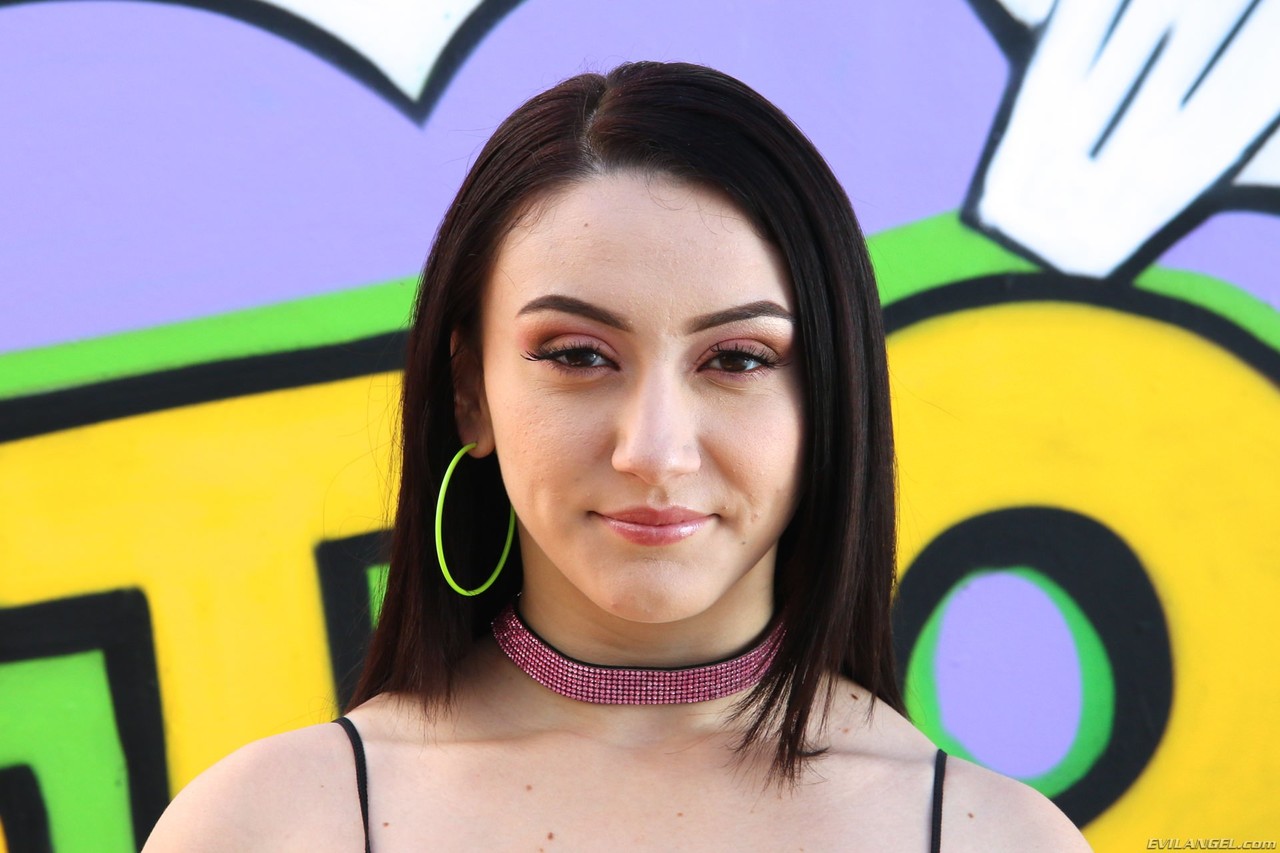 性感棕发曼迪·缪斯户外露出巨臀并张开