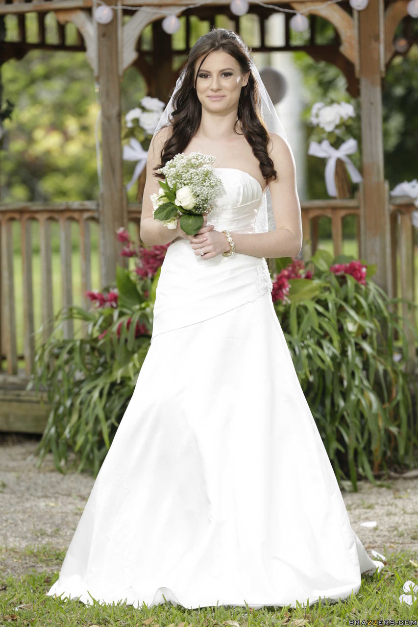 美しい花嫁キンバリー・アンが結婚式の日に裸になる