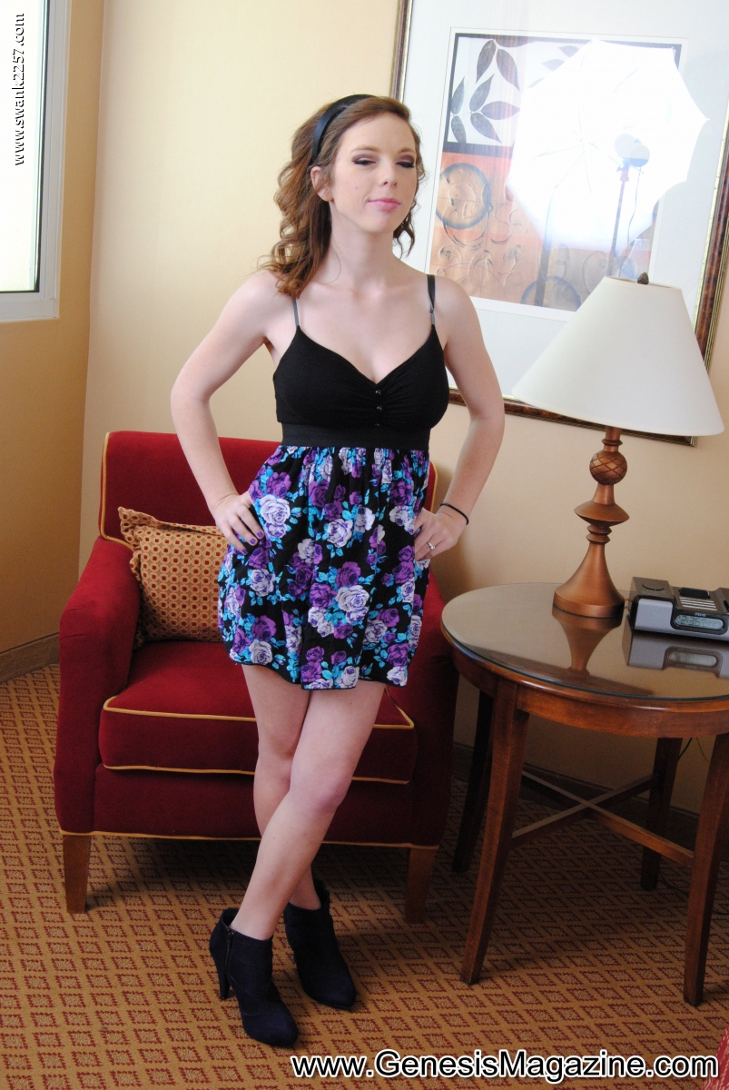 Teen Mary Jane Mayhem Exibe Seus Seios Suculentos Enquanto Brinca Com Pussy