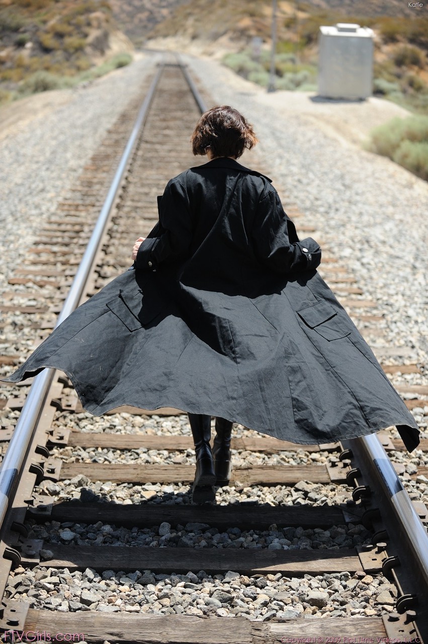 Das Völlig Natürliche Mädchen Katie Berührt Sich Selbst Und Blößt Ihre Brüste Und Möse In Der Öffentlichkeit