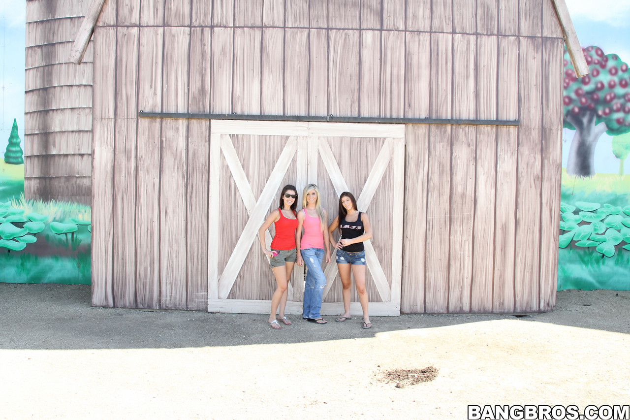 Teens Brittany Sexton, Callie Cobra And Missi Daniels In Outdoor Orgy