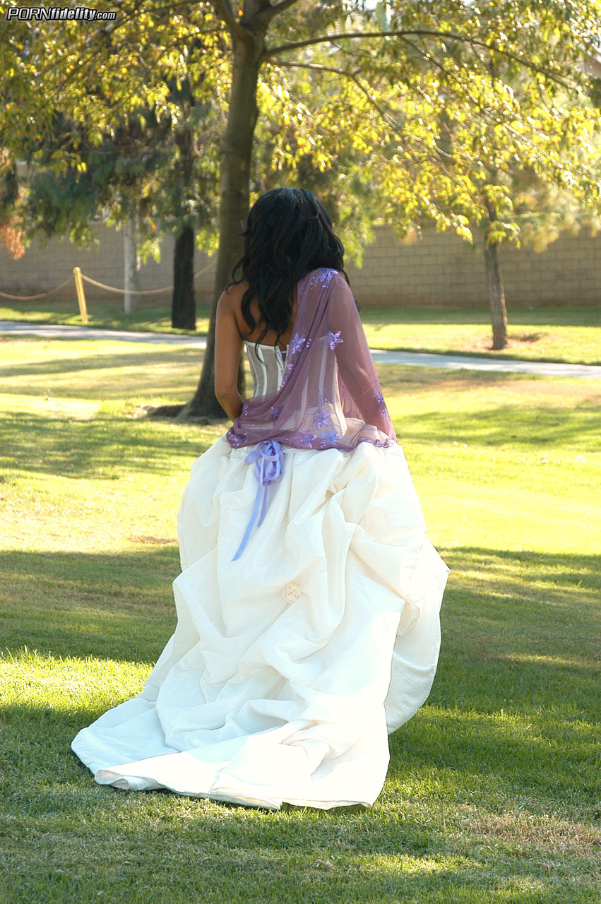 العروس الهندية برييا راي تمتص قضيبًا أبيض وتُنكَب في لقطة مقرّبة