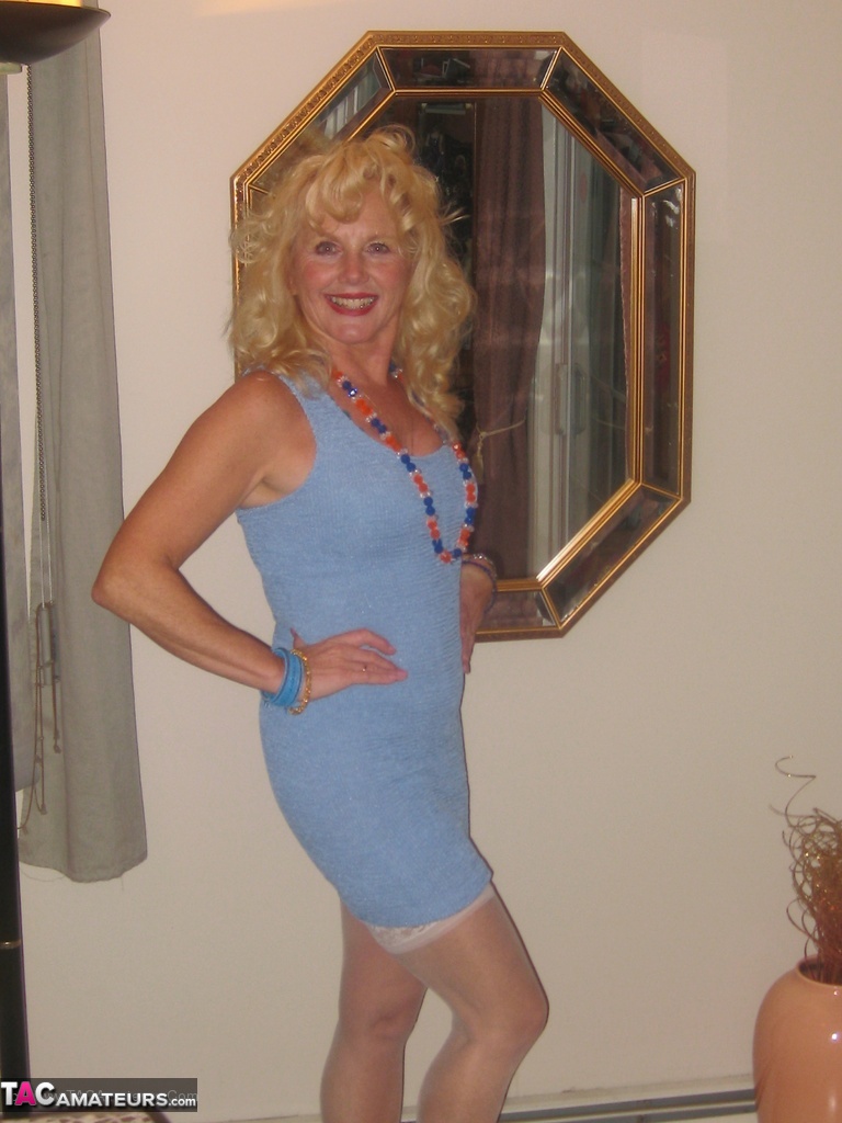 ルースは彼の小さなチンポをしゃぶった後男をペグする