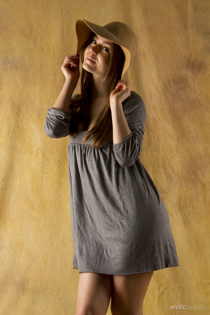 小胸美女莉莉C裸露内裤及乳头偷窥