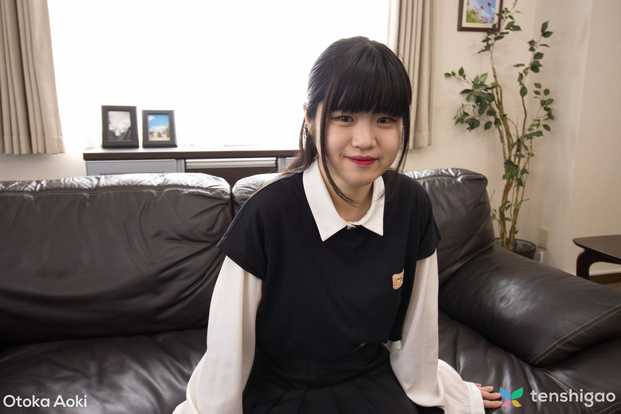 Japanische Studentin Otoka Aoki Schiebt Ihre Unterwäsche Zurück, Um Ihre Vagina Zu Zeigen