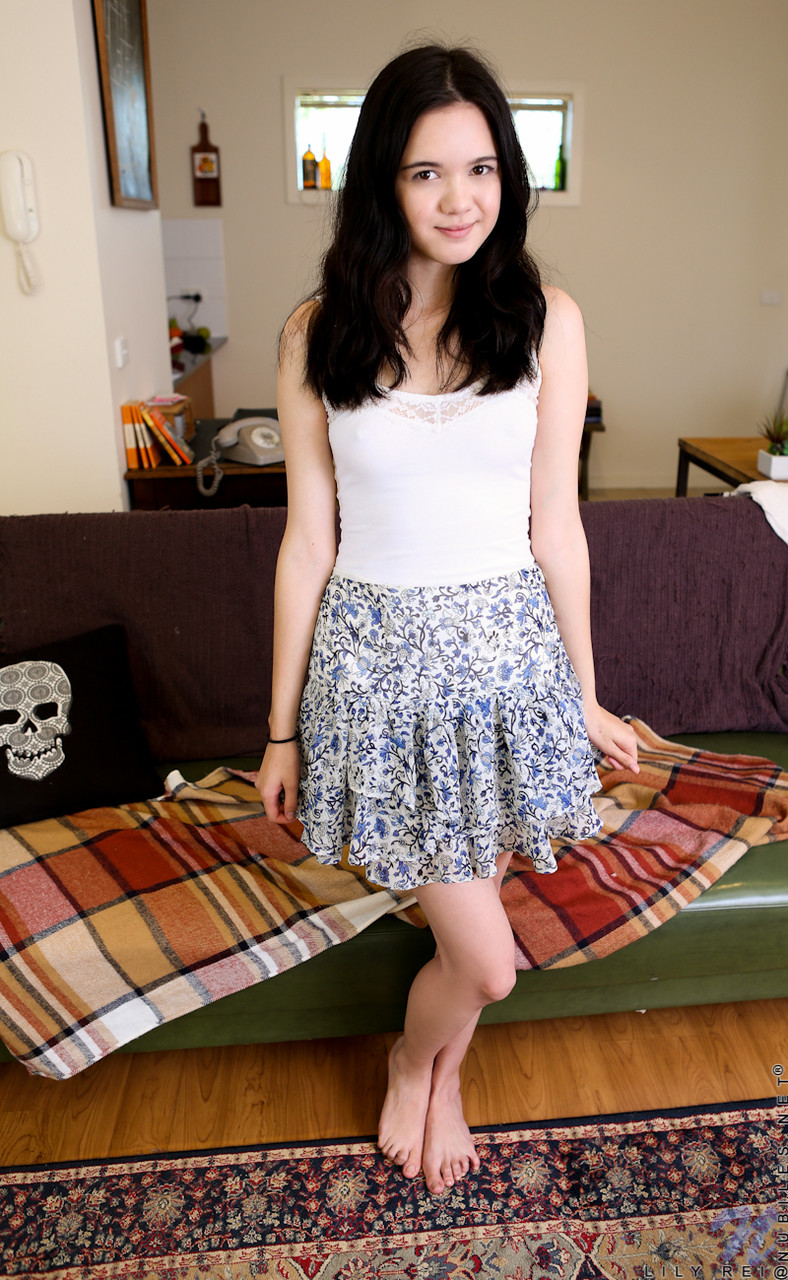 Лили Рэй Поднимает Юбку И Прикасается К Своей Раскрытой Пизде