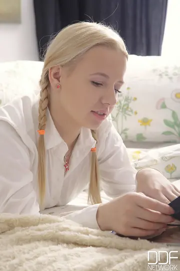 Olivia Grace – Blonde European Woman Takes an Anal Creampie