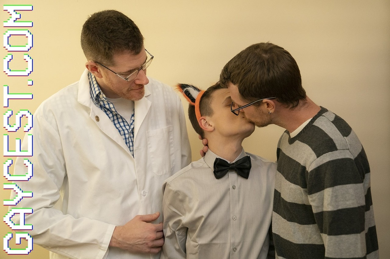 Le Petit Minet Austin Troue Étroite Rare Défoncée Par Le Médecin Et L'amant