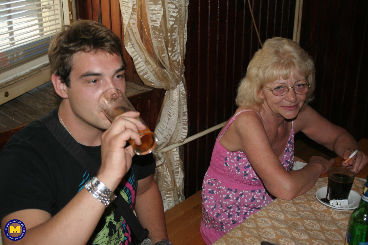 成熟的荡妇Margrit K在公共场合的三人性行为中被肛交和颜面射精