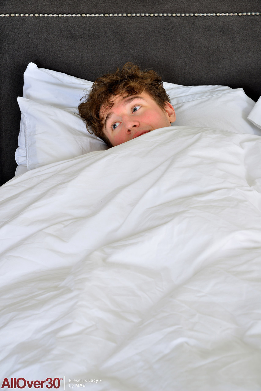 Esposa Loira Seduz O Enteado No Quarto Dele