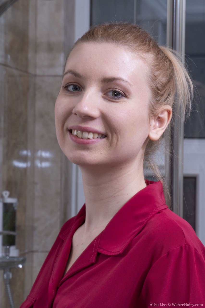 Teen Alisa Liss Zai Jia Xi Zhu Shi Hou Chu Xian Da Tu Qi