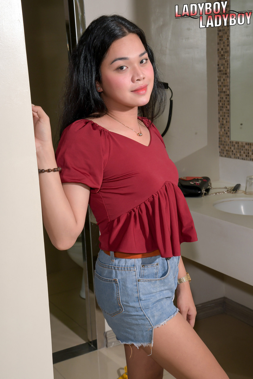 एशियाई ट्रांसजेंडर लड़की सरीना की नग्न तस्वीरें