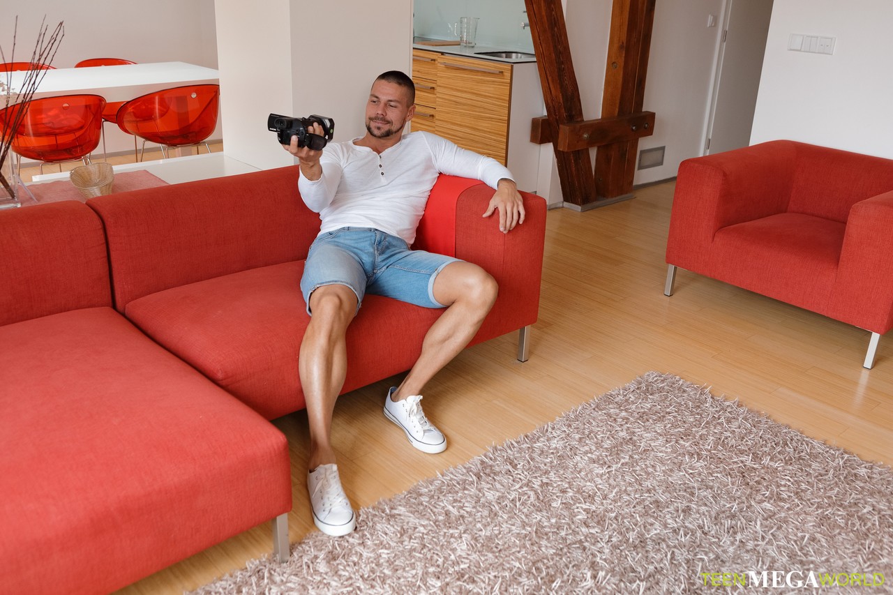 チェコのティーン Tiny Tina 継父とのソファーでハードコアセックス