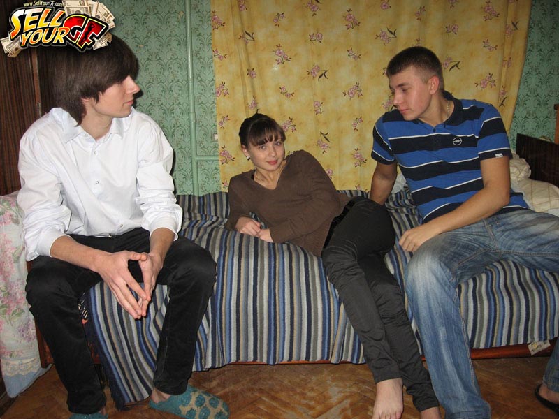 الفتاة الشقراء الشابة تمارس الجنس مع الرجل الجديد بينما يشاهدها حبيبها السابق القادم