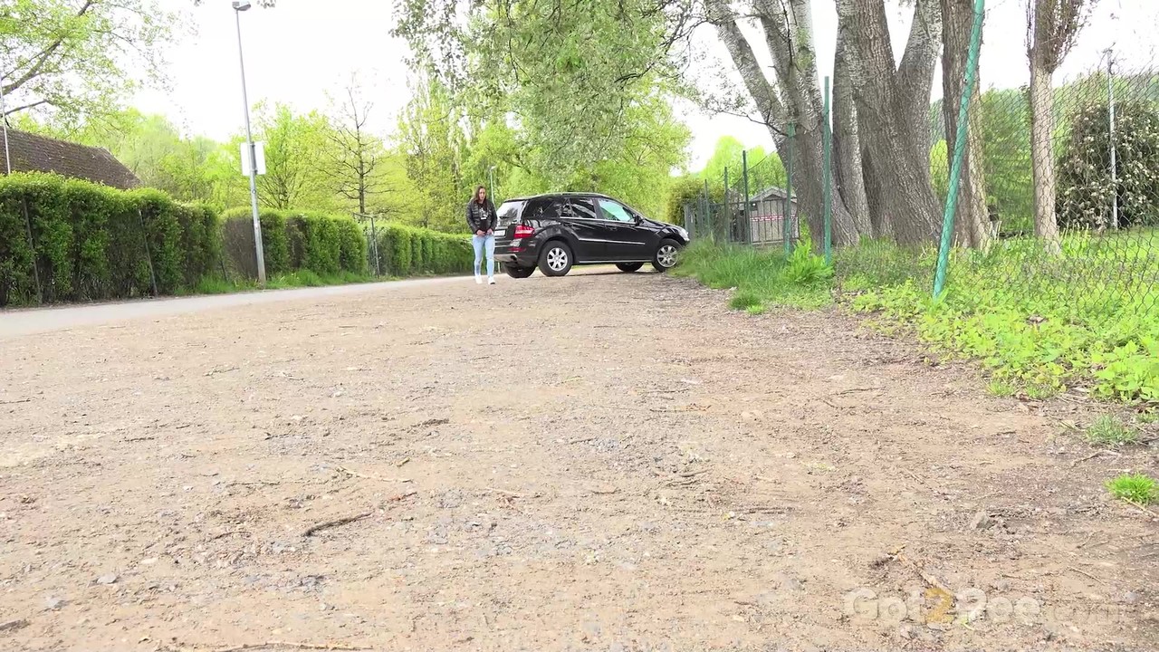 Naomi Bennet أُمسكت متلبّسة وتتبوّل على طريق حصاة