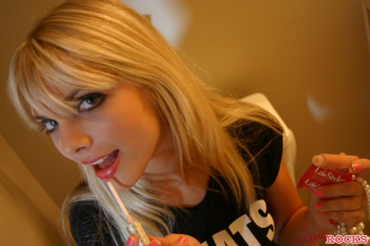 Süße Blonde Chick Jana Jordan Zieht Sich Im Badezimmer Bis Zur Unterwäsche Aus