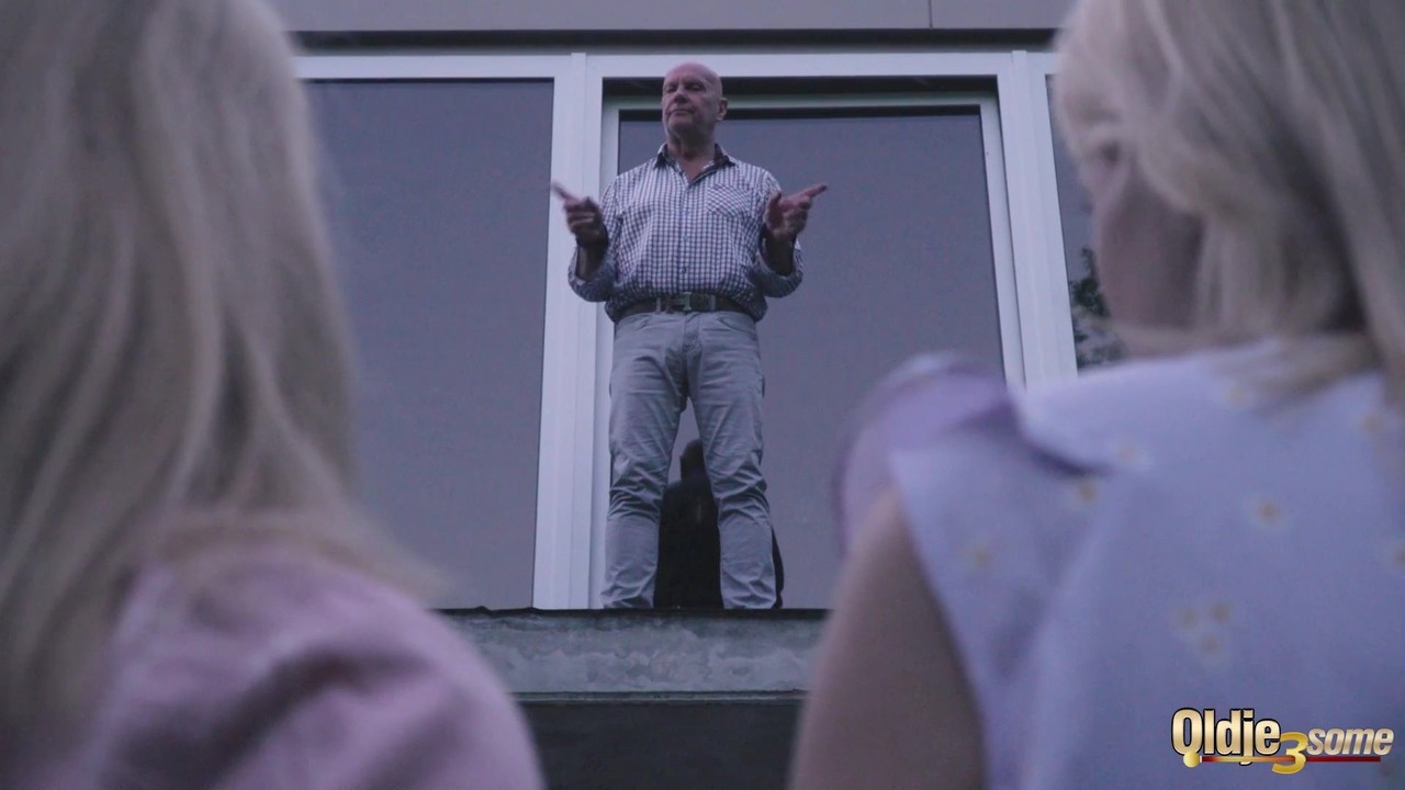 Teen-Schnuckelchen Teilen Sich Alte Männer Harte Schwänze In Einer Kinky-Dreier-Kompilation