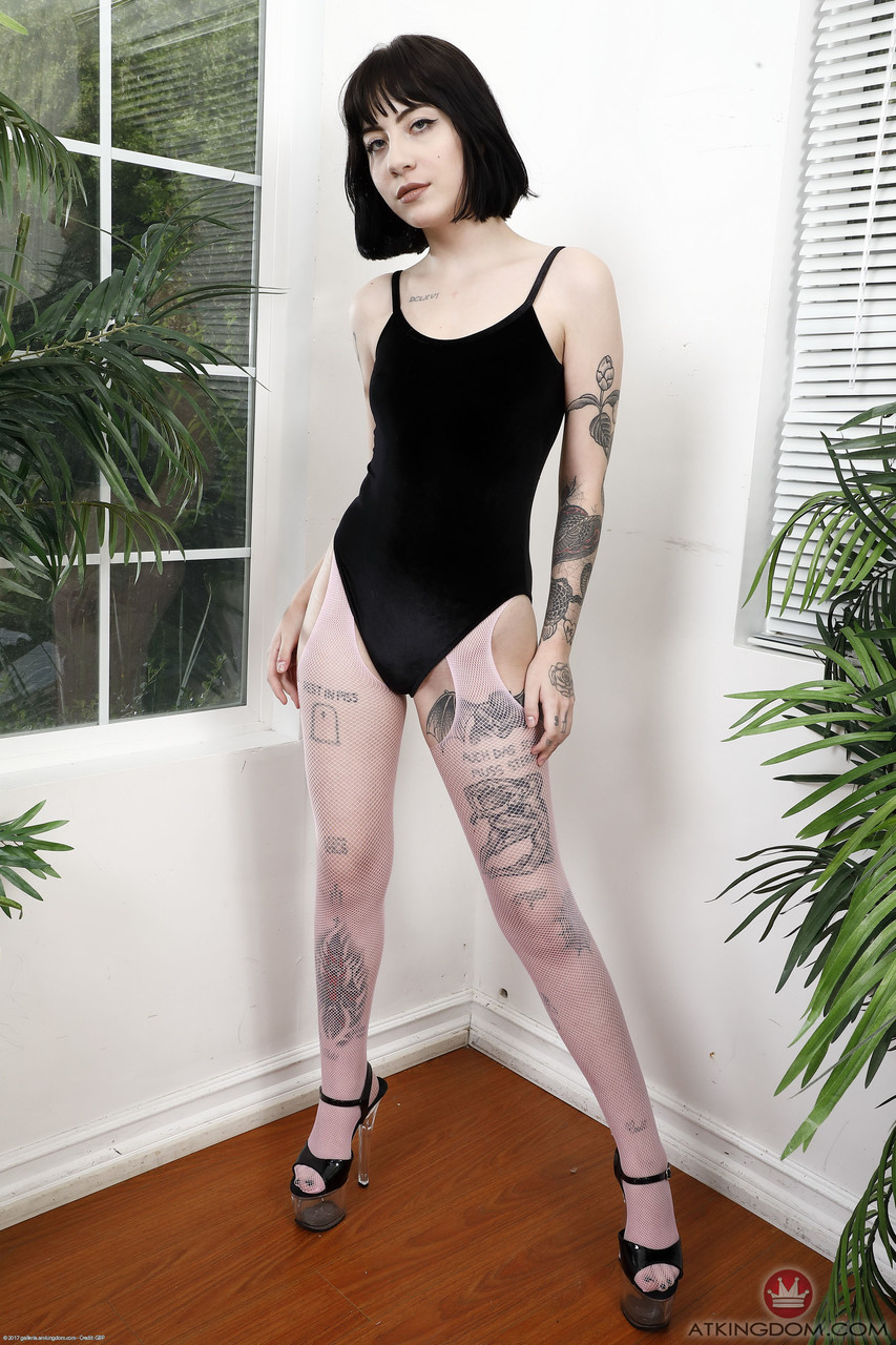 المراهقة الهواة الصغيرة شارلوت سارتر تحك كسها وتعرض مؤخرتها الكبيرة