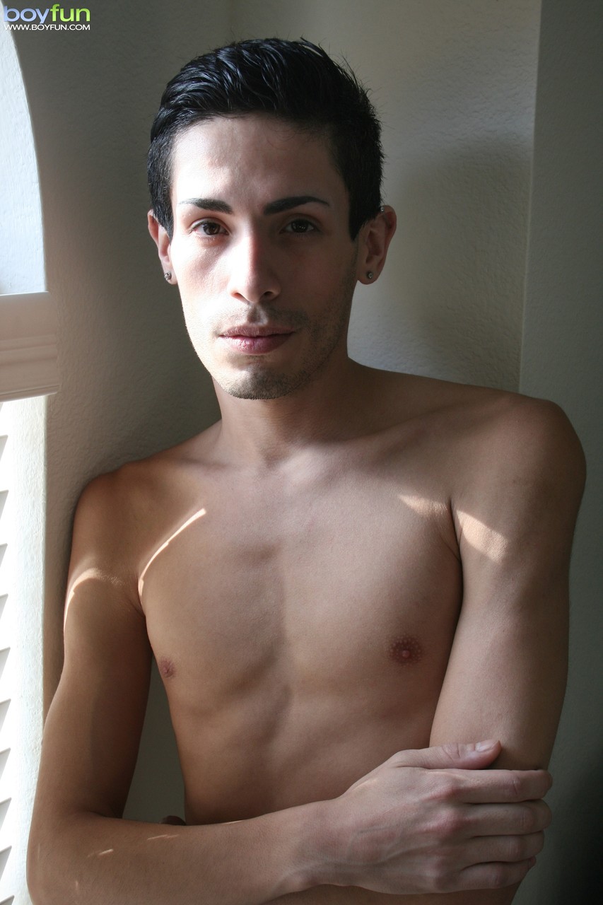 جوي النحيف 6 شرائط يخلع ملابسه ويظهر قضيب كبير من المقرب على السرير