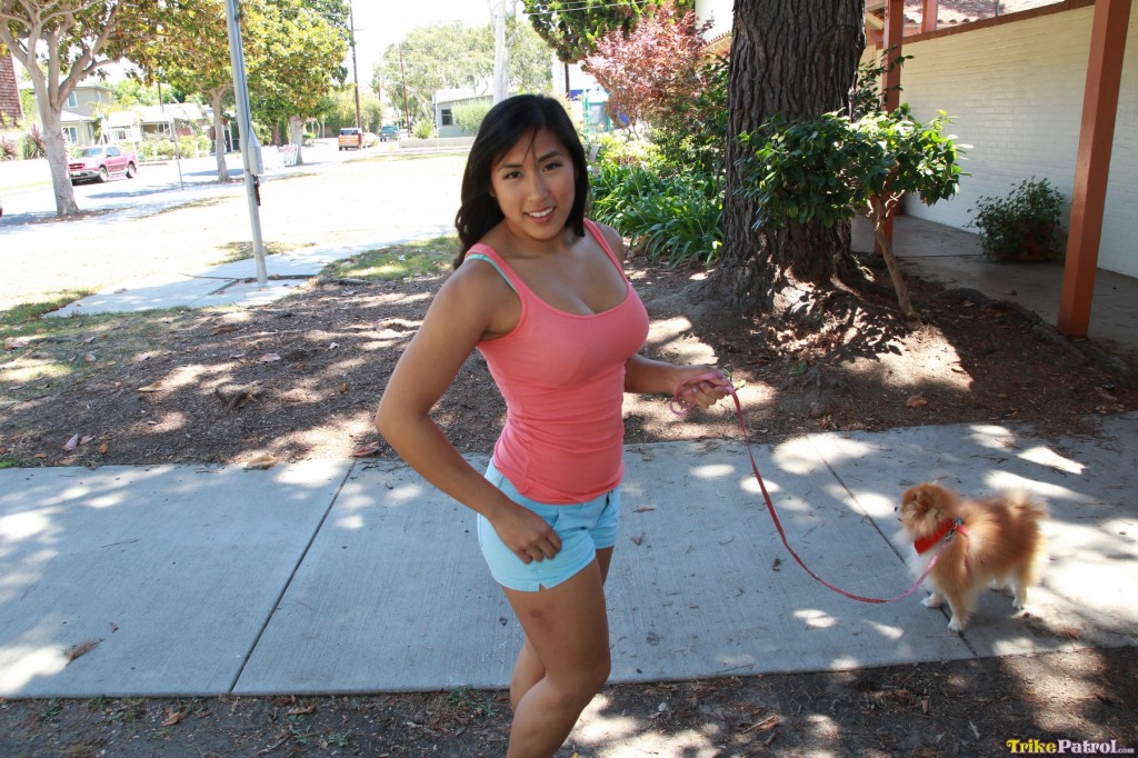 性感的菲律宾人米娅脱衣并在镜头前看着吮吸男人的阴茎