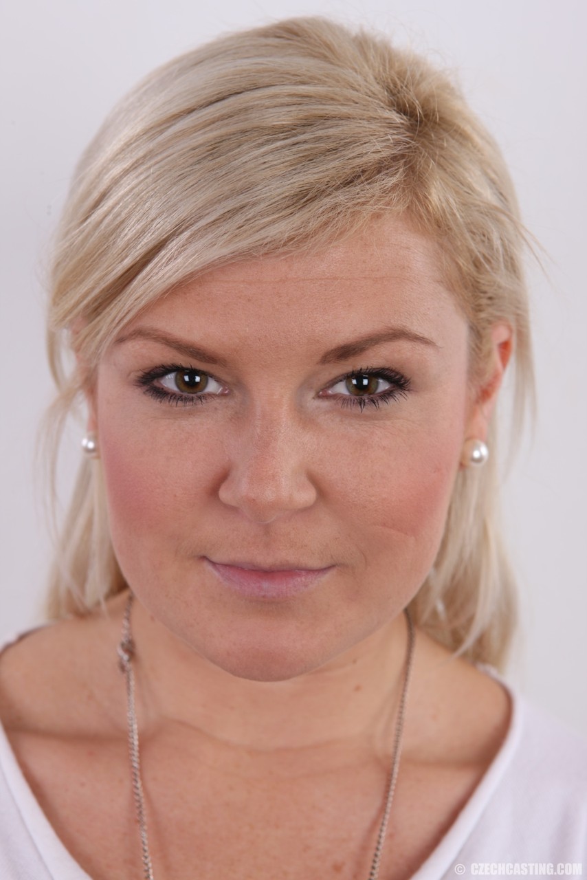 Jolie Amatrice Tereza Se Déshabille Entièrement Pour Un Gros Plan Sur Ses Seins Lors D'un Casting