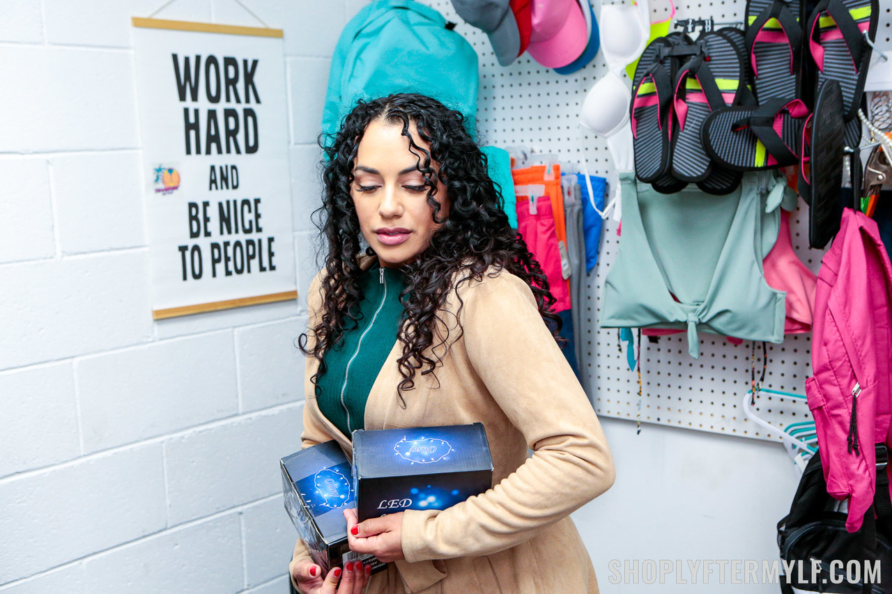 Латиноамериканская Магазинная Воровка Брианна Бурбон Раздела И Трахнута Сзади