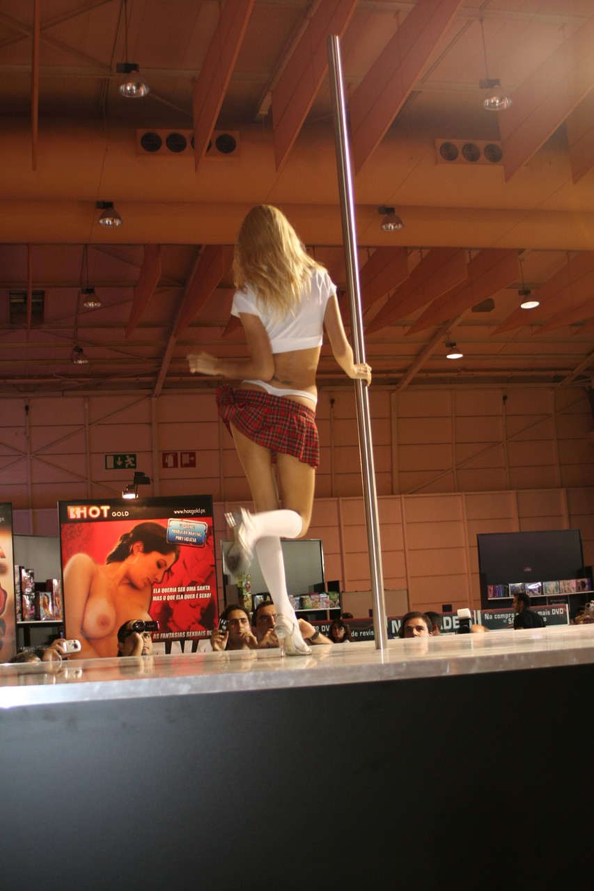 المعربية البرتغالية إريكا فونتيس ذات الجسم النحيف تثير الجمهور بسهولة