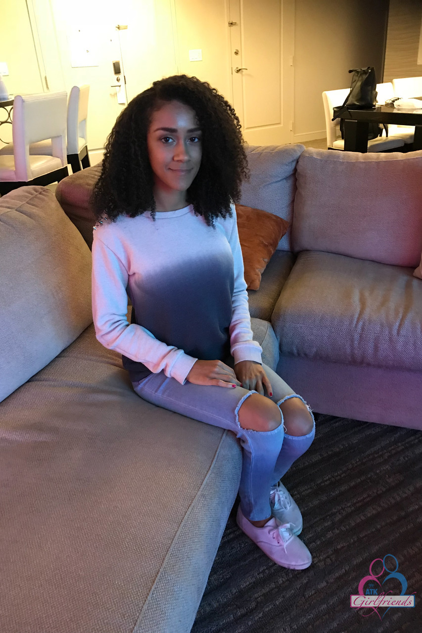 Novia Negra Rizada Ariana Aimes Se Desnuda Y Expone Sus Curvas Negras