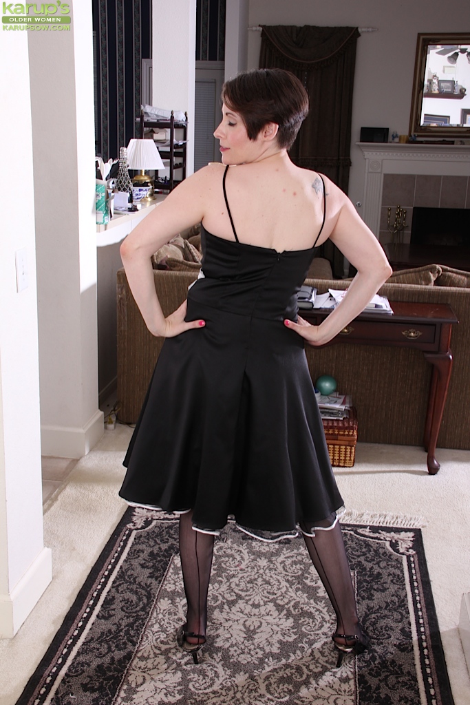 Sadie Jones Madura E Curvilínea Exibe Seus Lindos Seios Grandes