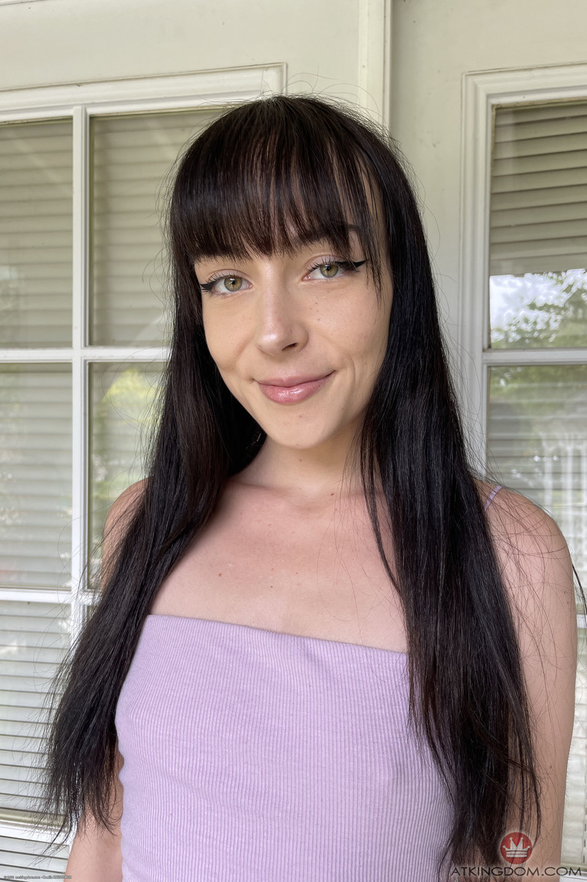 Amatrice Emma Jade Montre Sa Délicieuse Chatte De Près En Plein Air