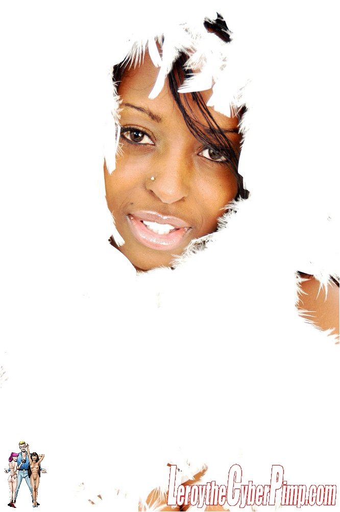 Heiße Ebony Cola Befreit Ihre Großen Brüste In Soloshow