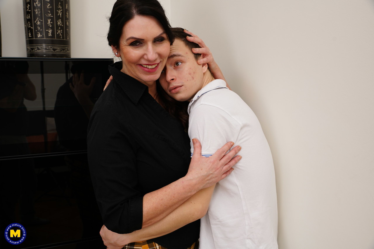 Femme Mûre Sexy Séduit Un Jeune Garçon