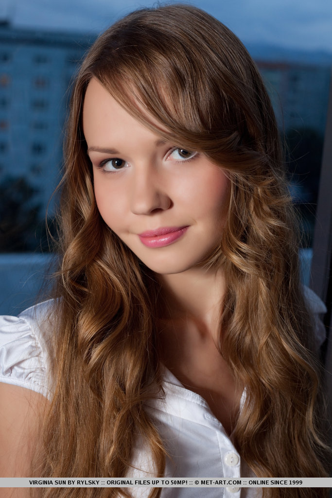 欧洲少女维吉尼亚桑穿高跟鞋展示裸腿和阴道