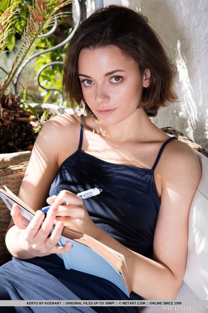 年轻少女 Kertu 在日记中乱涂乱画，然后完全裸体