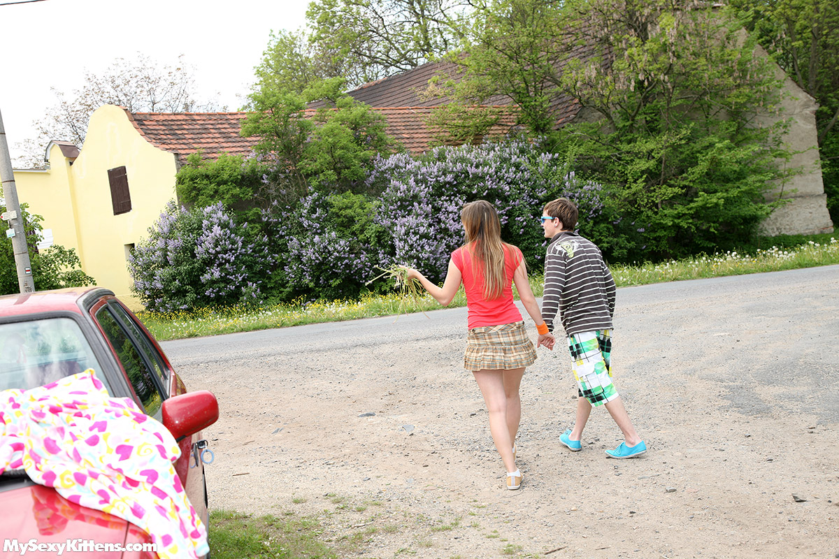 硬核户外长腿短裙少女性爱以射精结束