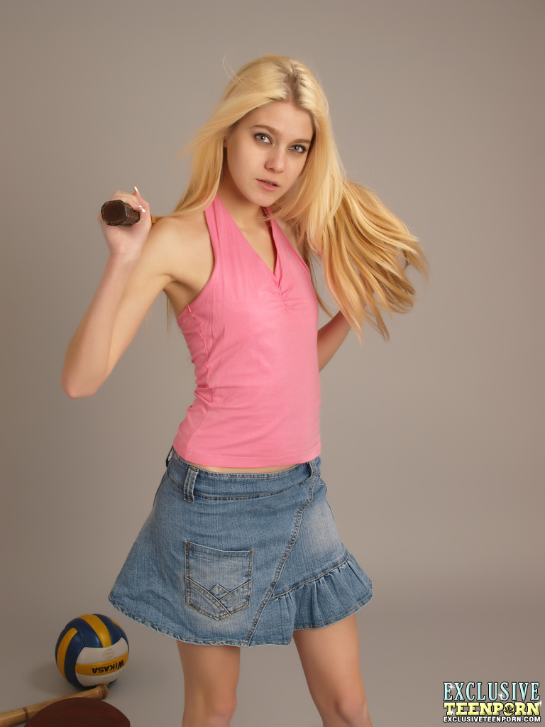 युवा सुनहरे बालों वाली स्वेता खेल सामग्री के साथ नग्न मॉडलिंग करती है