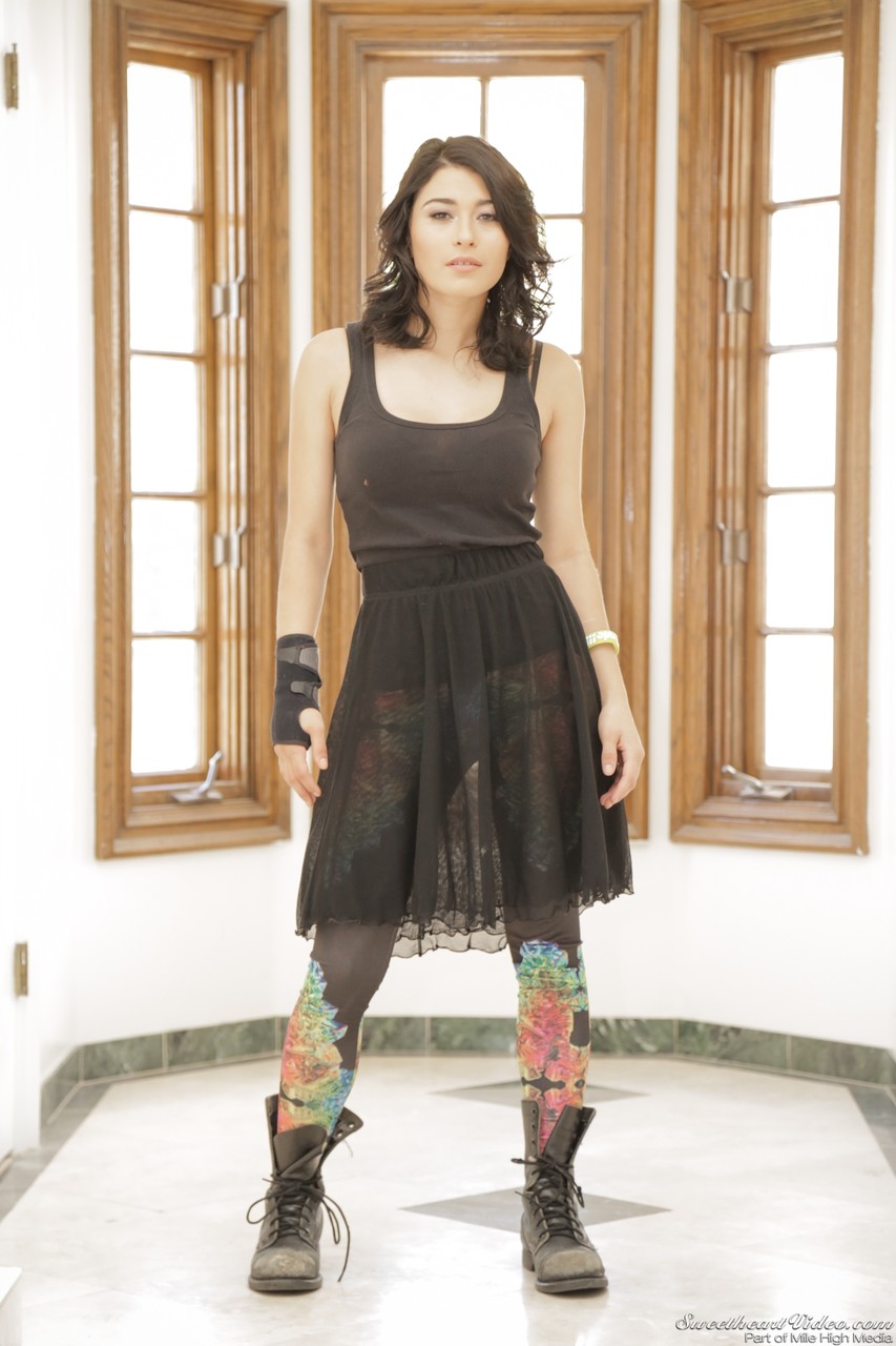 Raven Rockette Se Desnuda Completamente En Botas Gastadas Después De Un Striptease Punk