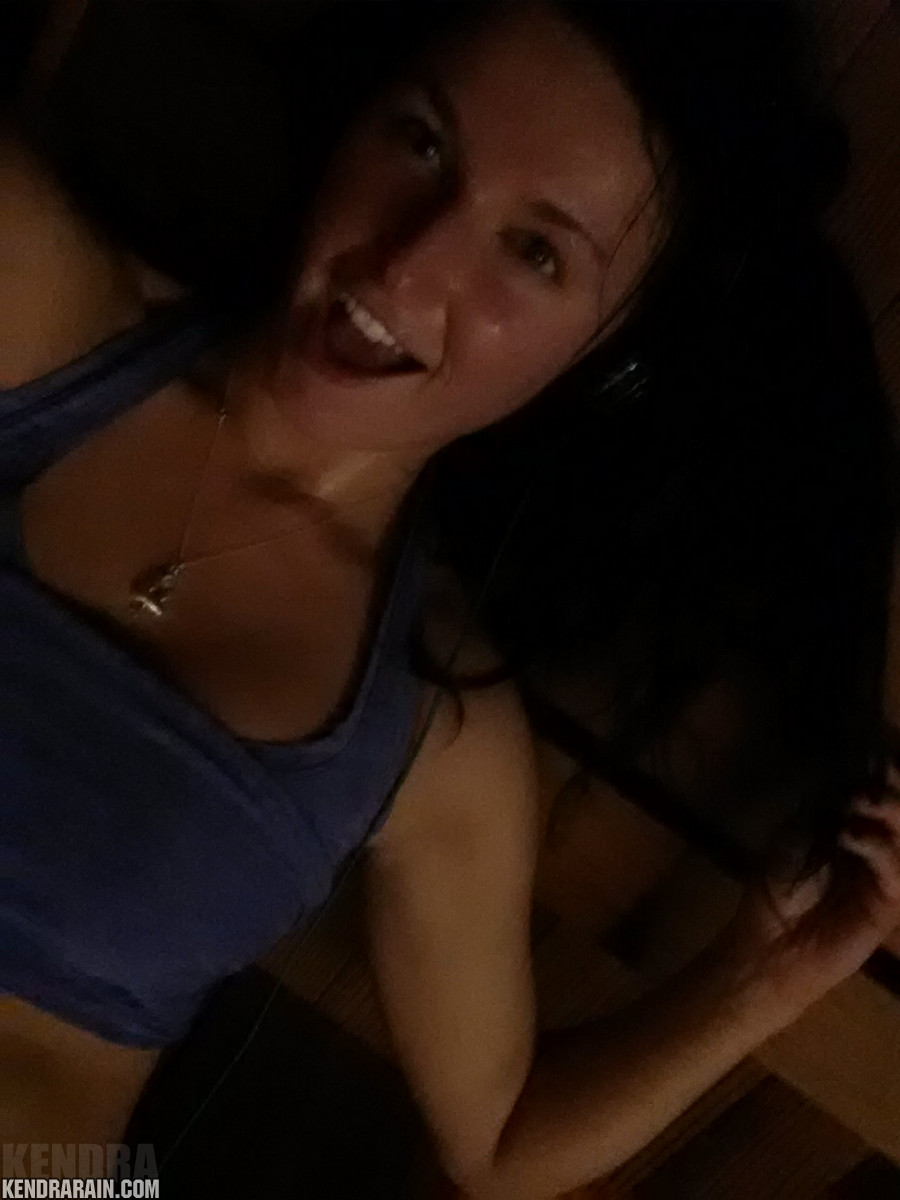 شعراء مراهقة محتلاة كендرا رين صورته ذاتية في ملابس نوم جنسية