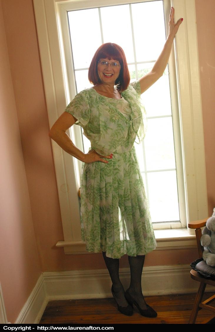 セクシーな熟女の赤い髪のミスエイビゲイル、トップレスでシルクのパンティーでスカートの中