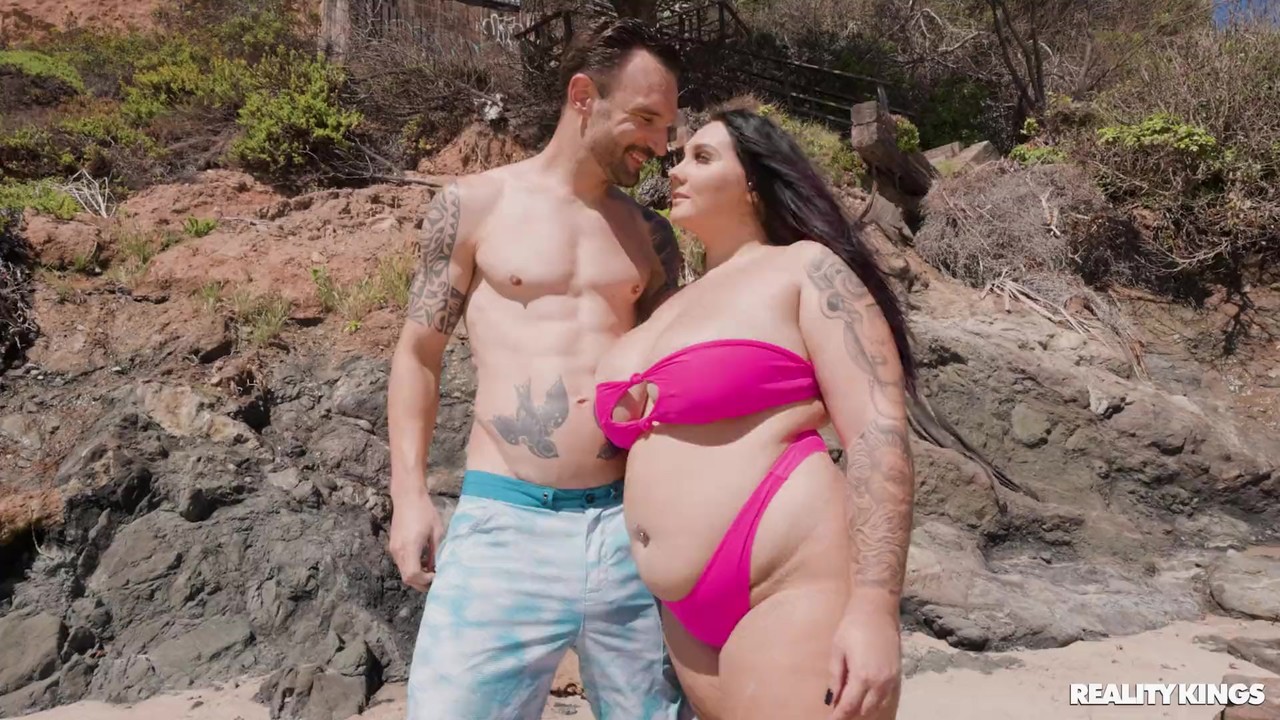 肥臀女郎Jadynn Stone 为饥渴男孩提供口交和狗交式性爱