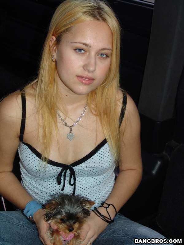 الشقراء الهواية برين بروك تُظهر مؤخرتها الكبيرة وتركب القضيب في الشاحنة