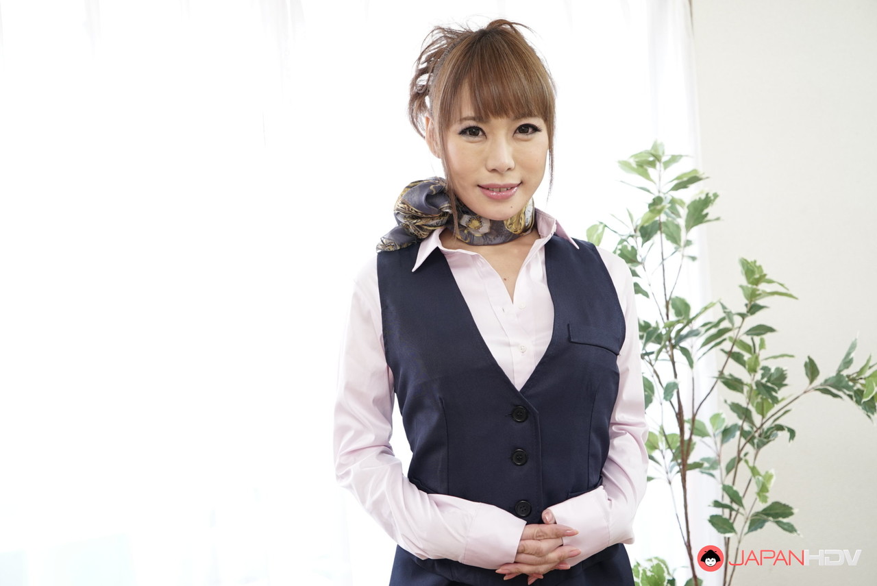 Jeune Japonaise Ann Takase Dévoile Des Seins Fermes Dans Un Jeu De Upskirt