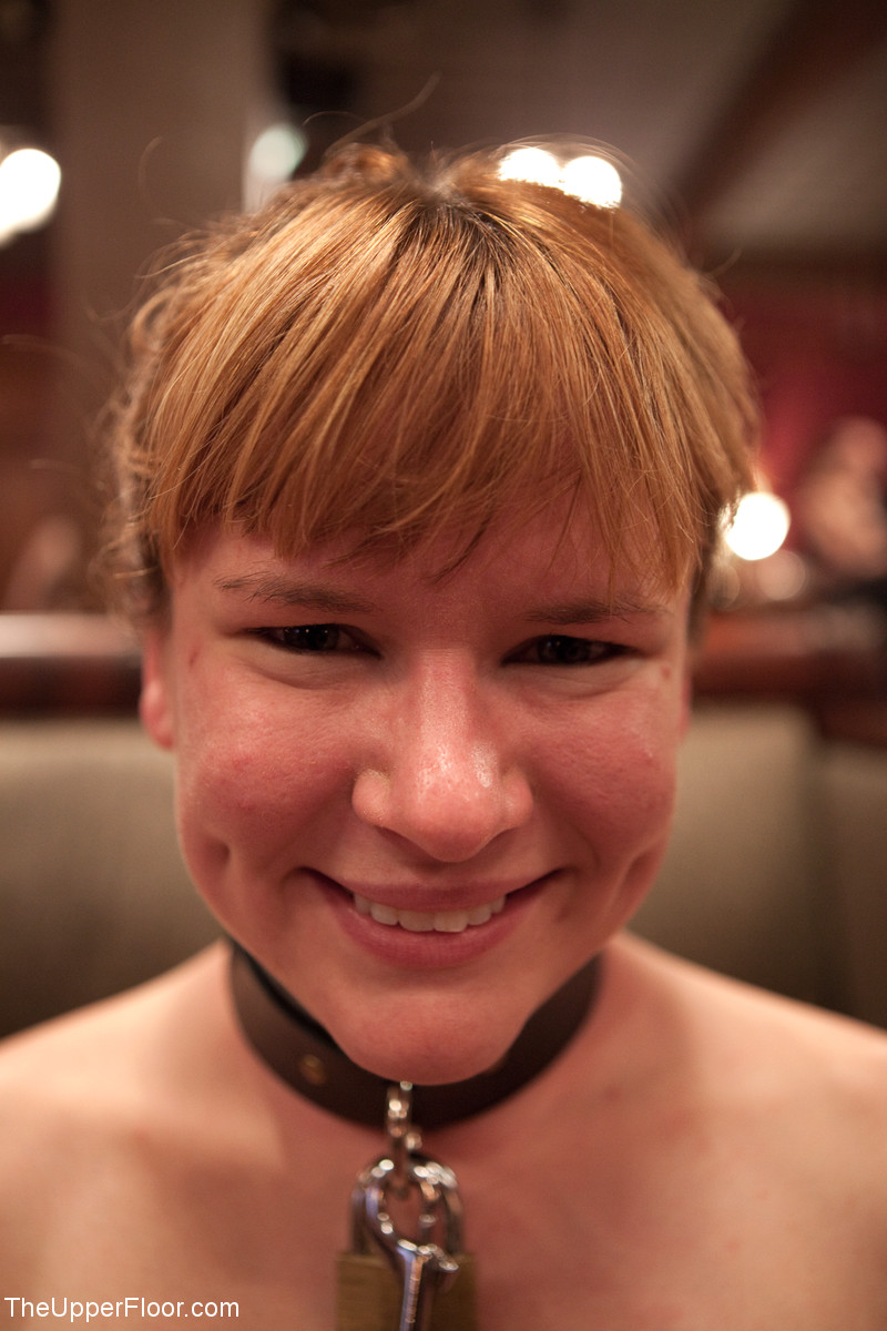 उपरी मंज़िल पर क्लेयर रॉबिन्स और डैनी वाइल्ड की नग्न तस्वीरें