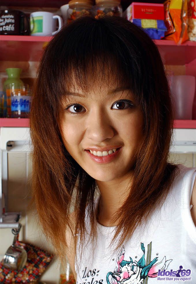 Süße Japanische Teenagerin Izumi Entblößt Zögernd Ihre Brüste Und Scham