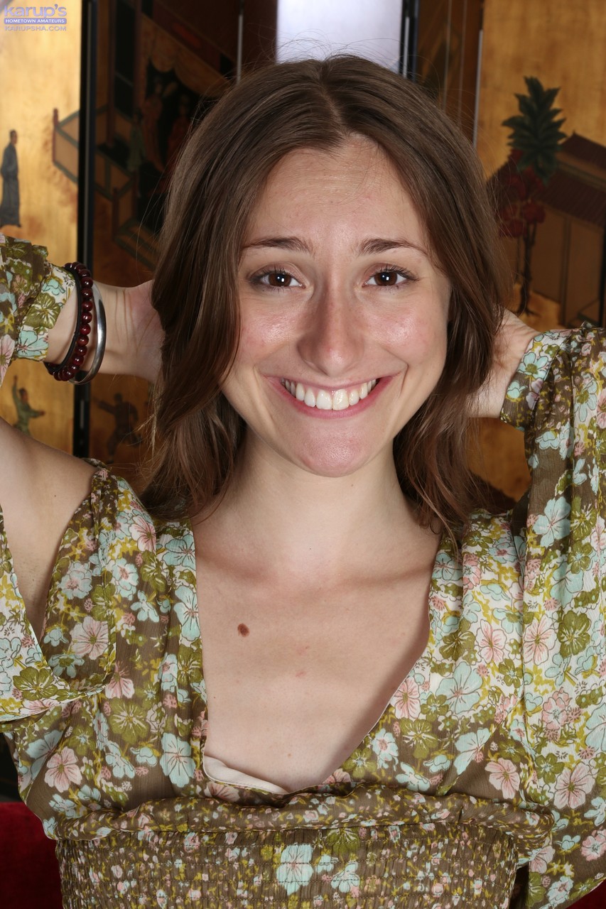 Adolescente Delgada Lilith Black Se Desnuda Para Mostrar Su Culo Regordete Y Su Pequeño Arbusto